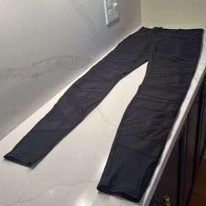 Lululemon Wunder Under High Rise Bandage Leggings. Size 6. EUC.